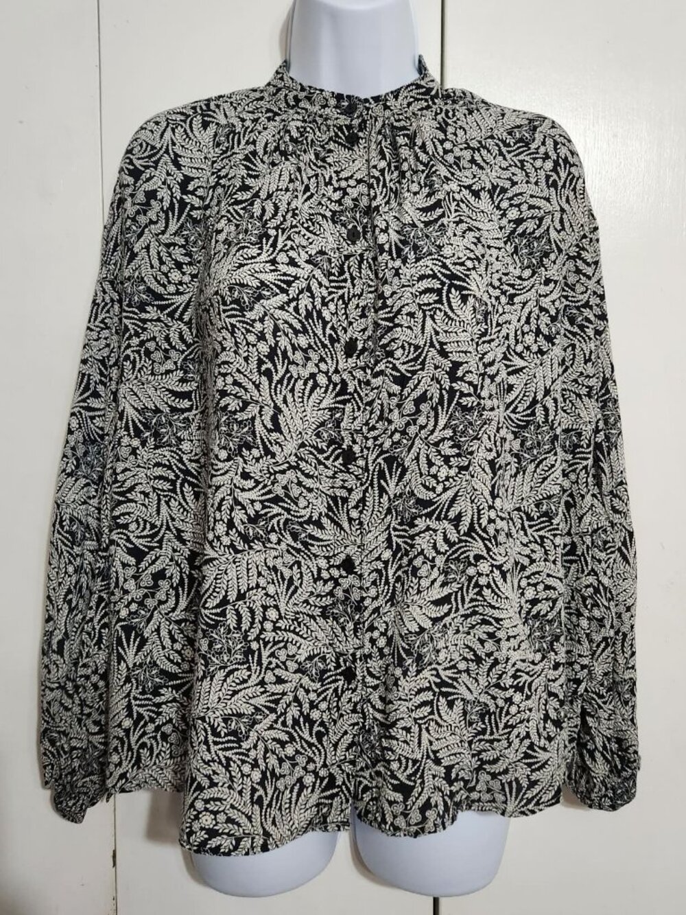 H&M Womens Size 4 Top Black White Floral Leaf Print Mock Neck Viscose Blouse